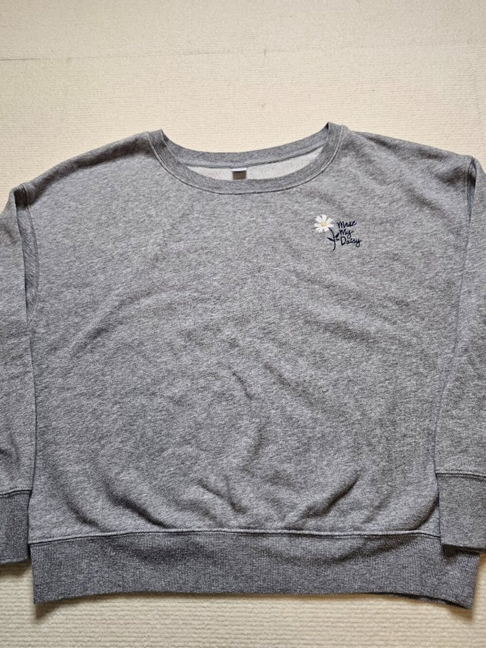 Old Navy heather gray "Make My Daisy" crewneck sweatshirt - size Large